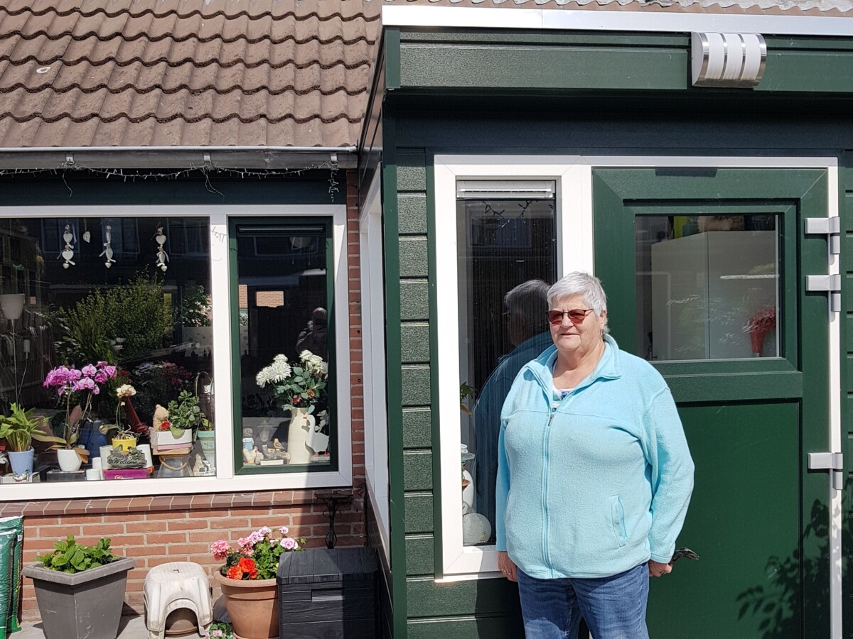 Ria van DIjk voor haar nieuwe groene uitbouw Ria van DIjk voor haar nieuwe groene uitbouw